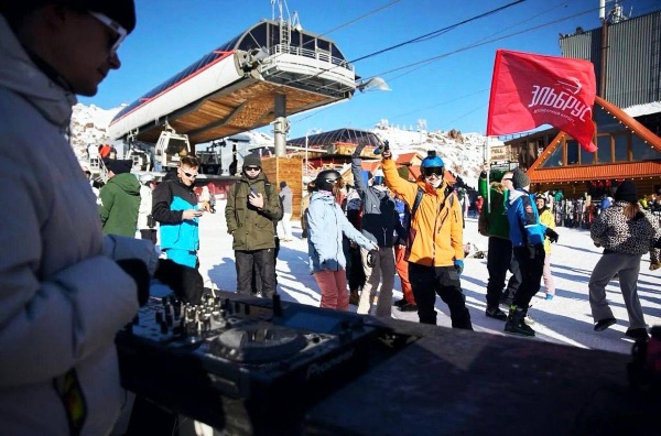 DJ set at Mir Station: music and mountain panoramas on Elbrus.

On July 8th, the Mir Station at the Elbrus Resort will host a traditional musical event for lovers of active recreation and good music.

On Saturday, July 8th, from 11:00 AM to 3:00 PM, a DJ will be performing at Mir Station: rhythms and beats will complement the picturesque mountain views and transform an ordinary walk into a true celebration.

We invite resort guests to enjoy the atmosphere, recharge with the energy of music, and capture memorable moments against the backdrop of majestic Elbrus.