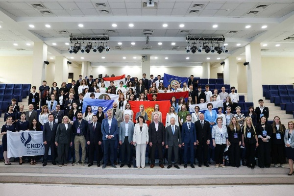 Магистрантка ПГУ выступила модератором Международного молодёжного форума.

Магистрантка 2 курса Института переводоведения, русистики и многоязычия ПГУ Дария Хажикарова выступила модератором дискуссионного клуба «В орбите молодёжной политики: студклубы, волонтёрство, социальное проектирование» в рамках Международного молодёжного форума славянских университетов, прошедшего в Ставрополе.

Форум объединил представителей университетов России, Беларуси, Армении, Кыргызстана и Таджикистана. В ходе дискуссии Дария представила лучшие практики Совета обучающихся при Минобрнауки России, членом которого является, а также рассказала о развитии студенческого самоуправления, добровольчества и социального проектирования в Пятигорском государственном университете.

Участие представителей ПГУ в подобных мероприятиях способствует развитию молодёжного сотрудничества, обмену успешными практиками и укреплению лидерского потенциала студентов.
