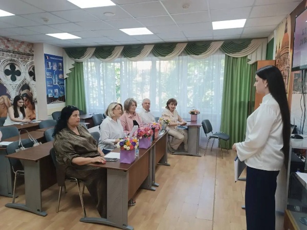 В ИИЯМТ стартовали защиты выпускных квалификационных работ.

В Институте иностранных языков и международного туризма ПГУ началась итоговая государственная аттестация выпускников. Защиты выпускных квалификационных работ проходят по широкому спектру направлений подготовки – от лингвистики и туризма до таможенного и банковского дела.

Процедура аттестации организована в соответствии с высокими академическими стандартами и обеспечивает объективную оценку знаний, исследовательских и профессиональных компетенций студентов. 

Особое внимание к проведению защит уделяет руководство университета. В заседаниях государственных экзаменационных комиссий принимает участие проректор по академической политике, контролю качества образования и информатизации Юрий Юрьевич Гранкин.

Впереди у выпускников – защита своих проектов и исследований, а затем получение долгожданных дипломов.