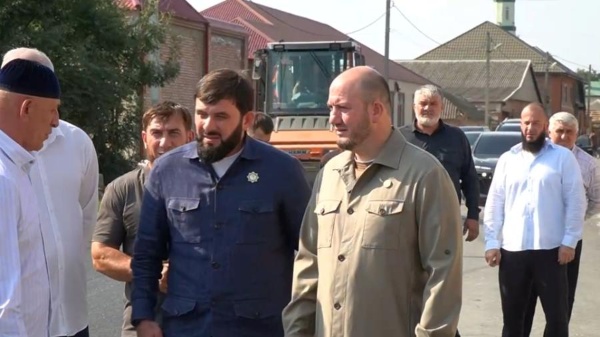 Первый заместитель Председателя Правительства ЧР — министр автомобильных дорог ЧР Иса Тумхаджиев по поручению Главы республики Рамзана Кадырова проинспектировал ход капитального ремонта дорог в Ачхой‑Мартановском районе.

В рамках визита проверили работы на региональной автодороге Ассиновская — Ачхой‑Мартан — Урус‑Мартан — Старые Атаги. На улице А. Т. Харикова полностью заменено асфальтовое покрытие на участке протяжённостью 2 400 м; на улице А. Кадырова начата замена покрытия на отрезке в 2 800 м.

Параллельно ведётся устройство тротуаров на улицах М. Мамакаева и А. Т. Харикова. После завершения асфальтирования аналогичные работы по благоустройству запланированы на улице А. Кадырова.

Глава Ачхой‑Мартановского района Хазбулат Амаев отметил, что работы идут в соответствии с графиком благодаря взаимодействию муниципалитета, федеральных и республиканских структур. Проект призван улучшить дорожную инфраструктуру, повысить безопасность движения и качество жизни жителей района.