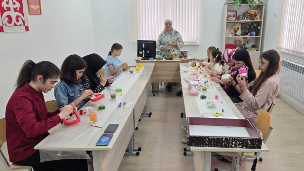 В Доме культуры с. п. Али‑Юрт развивается студия лепки.

В Доме культуры сельского поселения Али‑Юрт (Назрановский район, Республика Ингушетия) функционирует студия лепки, число участников которой последовательно увеличивается.

В рамках занятий осуществляется не только практическая работа с глиной, но и образовательная деятельность: воспитанники знакомятся с фольклором, традициями народов, историческими и естественно‑научными сведениями. Занятия способствуют развитию мелкой моторики, речи и мышления, а также формированию навыков самовыражения, дисциплины и целеустремлённости.

По данным директора культурно‑досугового учреждения Мадины Ганижевой, у постоянных участников студии отмечается рост творческой самостоятельности — дети приходят на занятия с собственными проектными идеями и демонстрируют уверенность в реализации творческих замыслов.
