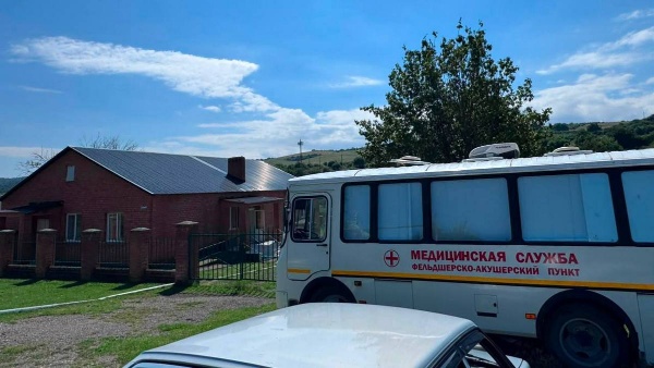 В населённых пунктах Сунженского района проведены выездные медицинские осмотры.

Специалисты Сунженской центральной районной больницы организовали выездные профилактические осмотры в городе Сунже, а также в сельских поселениях Берд‑Юрт и Аршты. Обследования проводились на базе передвижного медицинского комплекса.

В ходе осмотров у ряда жителей выявлены ранее не диагностированные нарушения здоровья — в том числе случаи повышенного уровня сахара в крови и артериальной гипертензии. Пациентам выданы направления к эндокринологу и терапевту для дополнительного обследования и подбора терапии.

Особое внимание уделено маломобильным и нетранспортабельным жителям: врачи посетили их на дому, провели осмотры и дали рекомендации по дальнейшему обследованию и лечению. Отдельным пациентам рекомендованы выездные консультации кардиолога и эндокринолога.

Практика выездных осмотров направлена на раннее выявление патологий и снижение рисков развития хронических заболеваний, а также на повышение доступности медицинской помощи для населения.