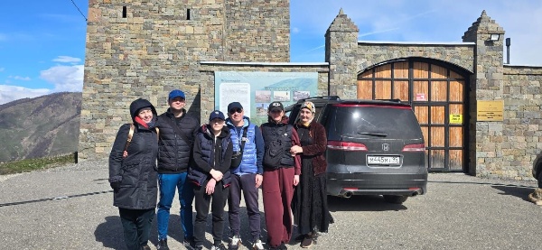 Tourists from Moscow visited the Sharoi Historical and Architectural Museum. They remarked on the beautiful mountain scenery, the tower complex, and the region's rich cultural heritage.