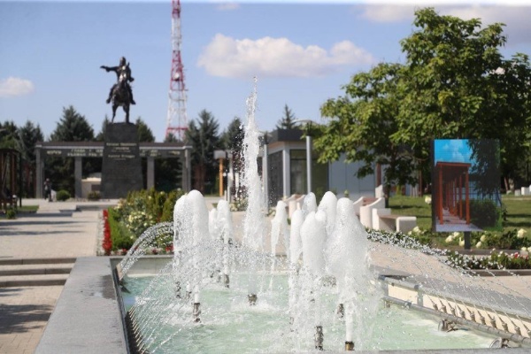В Назрани запланированы праздничные мероприятия к 245-летию города.

17 и 18 октября для жителей и гостей города готовится насыщенная программа.
17 октября во дворе Дворца культуры состоится большой праздничный концерт. 

В эти же дни в парке им. Карцхала Мальсагова впервые пройдёт гастрономический фестиваль с площадками национальной кухни, ярмаркой, выставками и мастерскими народных промыслов.

 К юбилейным датам приурочено и открытие обновлённых общественных пространств — парка им. Карцхала Мальсагова и территории городского пруда.

Сейчас в городе продолжается подготовка к мероприятиям. Администрация Назрани прорабатывает оформление площадок и все необходимые условия для проведения праздника.
Подробную программу юбилейных мероприятий мэрия представят в ближайшее время.
