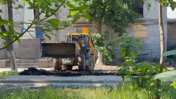 В Сунже продолжается второй этап благоустройства парка «Памяти и славы».  

Реализация проекта стартовала в апреле в соответствии с задачами народной программы. Подрядная организация завершила укладку пешеходных дорожек из тротуарной плитки, сейчас ведётся подготовка основания под озеленение с укладкой чернозёма.  

В парке появятся новые аллеи, беседки и освещение: будут установлены памятная стела, шесть скамеек, пять беседок и 16 уличных светильников. Всего планируется благоустроить 4 500 кв. м территории, из них 800 кв. м уже заняты тротуарной плиткой.  

Первый этап работ завершён в сентябре прошлого года, обновлённая часть парка стала популярным местом отдыха и прогулок для жителей. Текущий этап является продолжением сформированного общественного пространства.  

Завершить все работы планируется до конца июня.