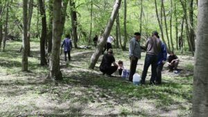 В Итум-Калинском муниципальном районе прошел очередной масштабный субботник. 

В санитарное мероприятие активно включились все организации и учреждения района, а также жители, которые с большим энтузиазмом и ответственности подошли к выполнению своих обязанностей. Вместе они очистили лесополосу, удаляя сухостой, покос травы и мусор, чтобы сохранить природную красоту и обеспечить экологическую безопасность района.