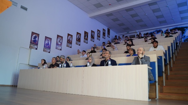 22-23 апреля 2026 г. на факультете географии и геоэкологии ФГБОУ ВО «Чеченский государственный университет им. А.А. Кадырова» прошла Всероссийская научно-практическая конференция «Проблемы и перспективы развития туризма: региональный аспект».

Одним из спикеров конференции являлся старший научный сотрудник Чеченского государственного музея-заповедника Р. С. Баканаев. В своем докладе «Чеченский государственный музей-заповедник в системе регионального туризма» он представил ключевые направления деятельности музея-заповедника.

Особое внимание было уделено вопросам сохранения и рационального использования объектов культурного и природного наследия республики, а также роли музея-заповедника в развитии регионального внутреннего и въездного туризма.
