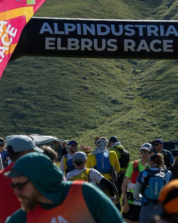 ALPINDUSTRIA ELBRUS RACE: фестиваль трейлраннинга пройдёт на Эльбрусе.

С 1 по 3 августа на Эльбрусе состоится фестиваль трейлраннинга ALPINDUSTRIA ELBRUS RACE — одно из знаковых событий в мире горного бега и неотъемлемый символ Эльбруса.

Участникам предстоит испытать себя на маршрутах в окружении уникальной горной природы: они преодолеют живописные участки Приэльбрусья, увидят горные реки, ледники и скальные гребни. Главная дистанция — Elbrus World Race — пройдёт вокруг высочайшей точки Европы: её протяжённость составит 131 км, а суммарный набор высоты — 8200 м.

Фестиваль отличается не только зрелищными трассами, но и высоким уровнем организации с особым вниманием к безопасности спортсменов.

В программе — дистанции для бегунов разного уровня подготовки:

Elbrus World Race Pro — 92 км, набор высоты — 8000 м;
Elbrus World Race — 131 км, набор высоты — 8200 м;
West Elbrus Race 80 — 78 км, набор высоты — 3950 м;
East Elbrus Race 55 — 55 км, набор высоты — 5000 м;
South Elbrus Race 40 — 39 км, набор высоты — 2150 м.

Старт с поляны Азау 1 августа.