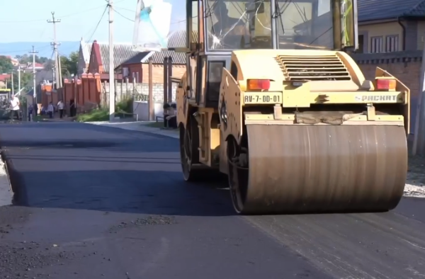 В Назрани завершили благоустройство улицы Вокзальной.

 Здесь находятся детям там жилых домой, расположены социальные объекты и мечеть, поэтому состояние этой улицы напрямую влияет на повседневную жизнь жителей.

Работы велись поэтапно. В этом году обновили дорожное покрытие на 300-метровом участке. В результате приведена в порядок вся улица протяжённостью около одного километра.

 При этом дорожный ремонт стал только частью проведённой работы. До укладки асфальта здесь заменили водопроводные сети и обустроили канализационный коллектор.

В этом году Назрань отмечает 245-летие. К этой дате в городе продолжается работа по обновлению улиц и общественной инфраструктуры — от крупных объектов до территорий, которыми жители пользуются каждый день.