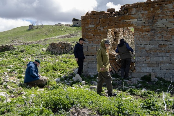 The Chechen Museum-Reserve's working group is on another trip, this time to Cheberloy.

The purpose of the trip was to survey the former villages of Ikhara and Makazhoy. As a result of this work, the list of identified cultural heritage sites has been expanded by 12 more.