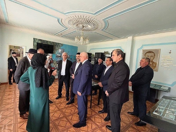Представители руководства Назрановского района посетили Мемориально‑краеведческий музей Славы в с. п. Плиево.

И. о. главы Назрановского муниципального района Мухарбек Аушев, председатель районного Совета депутатов Идрис Экажев, начальник финансового управления Тимур Мержоев и главы сельских поселений ознакомились с экспозициями Мемориально‑краеведческого музея Славы на базе ГБОУ «СОШ № 2 с. п. Плиево».

Музей, действующий с 2000 года, входит в программу «Школьный музей Победы» и имеет статус партнёра Музея Победы. Экспозиция включает Зал Боевой Славы (в том числе материалы об участниках Первой мировой и Великой Отечественной войн, обороне Малгобека) и Мемориальный зал Героя России Суламбека Осканова.

Особую роль в работе музея играет поисково‑краеведческий клуб «Патриот» под руководством Заслуженного учителя РФ и РИ Малики Гардановой.

Мухарбек Аушев отметил значительный вклад М. А. Гардановой в сохранение историко‑культурного наследия и патриотическое воспитание молодёжи.