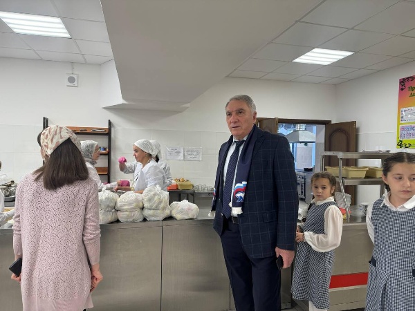 Партдесант «Единой России» в г. Магас провел инспекционный выезд в ГБОУ «СОШ №2 г. Магас» и «Лицей-детский сад г. Магас». 

Председатель Городского совета депутатов г. Магас Хаваж-Багаудин Дарсигов совместно с членом фракции «Единой России» в Городском совете депутатов Магомедом Халмурзиевым провел инспекционный выезд в ГБОУ «СОШ №2 г. Магас» и «Лицей-детский сад г. Магас», с целью проверки качества предоставления горячего питания для младших классов.   

В ходе визита партийцами была проведена проверка на предмет качества оборудования пищеблока, инвентаря, посуды, качества приготовления блюд, полноты порции, наличия графика питания учащихся, а также соблюдения гигиенических требований для работников столовой, педагогов и обучающихся.  

По результатам проверки замечаний и нарушений установлено не было, что свидетельствует об ответственном отношении руководства учреждений к исполнению своих обязательств.

«Качественное и сбалансированное питание в школах не только поддерживает физическое развитие, но и создает основы для формирования здорового поколения!» 
— отметил Хаваж-Багаудин Дарсигов.
