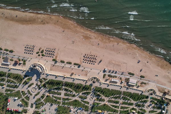 Стройку морского курорта Кавказ.РФ переосмыслят современные художники.

С 21 по 23 августа в Дербенте пройдет третий фестиваль современного искусства НАРМА. Ключевым партнером культурной программы выступит институт развития Кавказ.РФ, по инициативе которого современные художники представят работы, вдохновленные масштабной стройкой Каспийского прибрежного кластера в Дагестане. Всего же фестиваль объединит более 18 площадок и 80 представителей креативных индустрий из Махачкалы, Дербента, Москвы, Санкт-Петербурга, Казани, Челябинска и других городов.

Главной темой НАРМА-2026 станет «Навигация внимания» — организаторы предложат зрителям превратиться в путешественников, изучающих исторические и культурные слои древнего города. 

Центральной точкой фестиваля станет парк имени Сулеймана Стальского, где будут представлены проекты, реализованные по инициативе Кавказ.РФ и напрямую связанные с будущим морским курортом. Художница Асия Бареева покажет тотальную инсталляцию, посвященную процессу превращения строительного материала в художественную форму. Видеохудожник Максим Силенков исследует феномен строительства как живую скульптуру, разворачивающуюся во времени, переосмысляя визуальный язык масштабной инфраструктурной стройки. 

«Поддержка фестиваля НАРМА отвечает глобальной миссии Кавказ.РФ по повышению инвестиционной привлекательности региона, в том числе через подключение креативных индустрий. Наш предыдущий опыт с продвижением тогда еще строящегося курорта "Мамисон" подсказывает, что развитие туристских территорий можно и нужно начинать до официального открытия курортов, уже на этапе стройки и сразу с привлечением креативных индустрий. Например, через синтез современного искусства, культурного и природного наследия или, как в случае с "Каспием", можно устроить художественное наблюдение за стройкой, — поделилась директор департамента коммуникаций Кавказ.РФ Татьяна Баева.  

Кроме того, посетители парка смогут увидеть фотопроект Дии Муртазалиевой, посвящённый культурной идентичности и пространству встречи разных традиций. Также каждый вечер на площадке будет звучать музыкальная программа от местных и приглашенных исполнителей, объединяющая традиционное звучание Дагестана с электронным и аудиовизуальным рядом. Здесь же развернется ярмарка локальных брендов и гастрономическая зона. 

Программа фестиваля связывает культурный код прошлого с индустриальным настоящим. В Ханских банях XVII века появится парфюмерная инсталляция, в подземном водохранилище X–XI веков прозвучит аудиовизуальная работа Зухры Халиковой, а в Доме Петра I откроется фотовыставка о жителях магалов. Тему наследия продолжат инсталляции в Музее ковра, на фасаде Торгового пассажа и на ковровом базаре. Индустриальному звучанию города посвятят проекты на железнодорожном вокзале и на территории винодельни «Дербент Вино».

Публичная часть фестиваля включает лекторий с участием издательства Ad Marginem и архитектурного бюро «ДАЛЬ», дискуссии об индустрии моды с институтом Beinopen, а также кинопоказы от фонда «Кинора» в галерее арт-резиденции СИЛЬНО. 

Вход на фестиваль свободный по предварительной регистрации на сайте события.

Кавказ.РФ — единый институт развития Северо-Кавказского федерального округа. Одна из ключевых задач госкорпорации — строительство и развитие курортов в особых экономических зонах СКФО. Самые известные проекты компании — «Эльбрус», «Мамисон», «Архыз», «Ведучи». Каспийский прибрежный кластер возводится по поручению Президента в рамках программы «Пять морей и озеро Байкал». Это совместный проект правительства Республики Дагестан и Кавказ.РФ при координации Минэкономразвития России. 

«Нарма» — ежегодный фестиваль современного искусства в Дербенте, проходит с 2024 года. Название отсылает к местному сорту винограда как символу связи человека и земли. Организатором выступает просветительская платформа «Завод культуры» и Министерство туризма и народных художественных промыслов Республики Дагестан. Генеральные партнеры — винодельня «Дербент Вино» и арт-резиденция «СИЛЬНО». Фестиваль проходит при поддержке Министерства культуры Республики Дагестан, администрации города Дербента, Управления архитектуры и градостроительства города Дербента  и Дербентского музея-заповедника. 