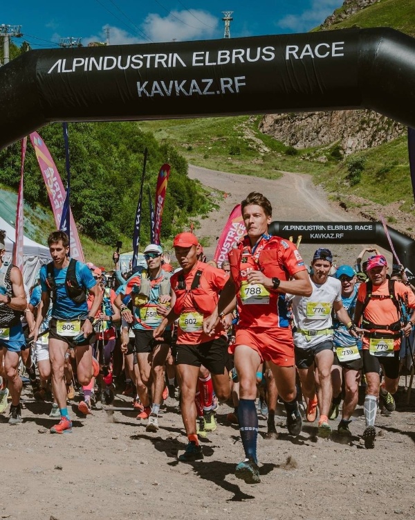 ALPINDUSTRIA ELBRUS RACE: фестиваль трейлраннинга пройдёт на Эльбрусе.

С 1 по 3 августа на Эльбрусе состоится фестиваль трейлраннинга ALPINDUSTRIA ELBRUS RACE — одно из знаковых событий в мире горного бега и неотъемлемый символ Эльбруса.

Участникам предстоит испытать себя на маршрутах в окружении уникальной горной природы: они преодолеют живописные участки Приэльбрусья, увидят горные реки, ледники и скальные гребни. Главная дистанция — Elbrus World Race — пройдёт вокруг высочайшей точки Европы: её протяжённость составит 131 км, а суммарный набор высоты — 8200 м.

Фестиваль отличается не только зрелищными трассами, но и высоким уровнем организации с особым вниманием к безопасности спортсменов.

В программе — дистанции для бегунов разного уровня подготовки:

Elbrus World Race Pro — 92 км, набор высоты — 8000 м;
Elbrus World Race — 131 км, набор высоты — 8200 м;
West Elbrus Race 80 — 78 км, набор высоты — 3950 м;
East Elbrus Race 55 — 55 км, набор высоты — 5000 м;
South Elbrus Race 40 — 39 км, набор высоты — 2150 м.

Старт с поляны Азау 1 августа.