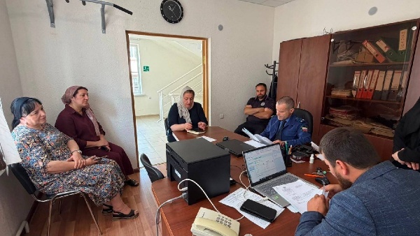 18.08.2026г. В администрации Джейрахского района под председательством заместителя главы администрации Джамалейла Евкурова  прошло очередное заседание Комиссии по делам несовершеннолетних.

В заседании приняли участие члены комиссии и представители профильных ведомств.

Напоминаем, что заседания Комиссии проводятся регулярно, в целях профилактики правонарушений и защиты прав детей в районе.
