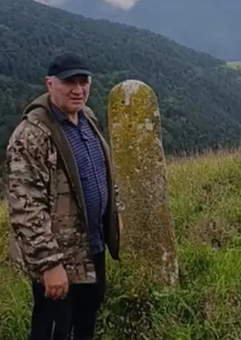 В Джейрахском районе Ингушетии сотрудники Джейрахско‑Ассинского музея‑заповедника обнаружили ценный археологический объект. Как сообщили в Telegram‑канале Государственной архивной службы Ингушетии, находка расположена на возвышенности между башенными комплексами Гаракх, Фалхан и Мецхал.

Объект представляет собой площадку с четырьмя каменными стелами, украшенными пиктограммами. На камнях выявлены рельефные изображения — в частности, круг с символами и ромб. По предварительной версии исследователей, комплекс символизирует четыре стихии: огонь, воздух, воду и землю. Также на поверхности стел зафиксированы точечные углубления — учёные допускают, что они могут отображать фрагменты древней карты звёздного неба.

Находка имеет большую научную ценность. В ближайшее время планируется реставрация стел и их комплексное исследование.