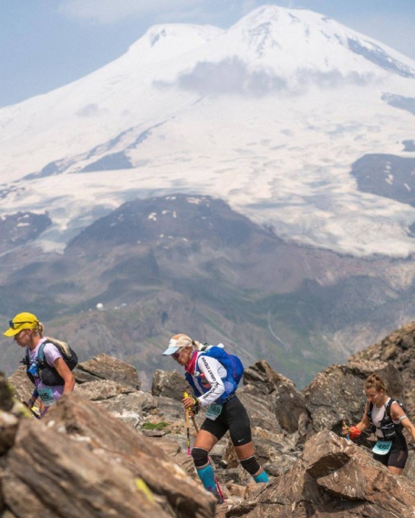8–9 августа у подножия Эльбруса состоится горный старт «Т-Банк Elbrus Wild Trail». Это высокогорный трейловый забег.

Три двухдневные гонки и восемь дистанций разного уровня сложности позволяют выбрать формат участия для любого уровня подготовки. От вертикального километра до дистанции в 130 км.