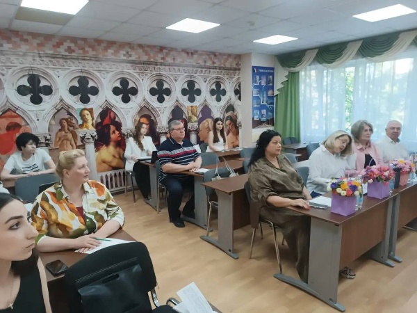 В ИИЯМТ стартовали защиты выпускных квалификационных работ.

В Институте иностранных языков и международного туризма ПГУ началась итоговая государственная аттестация выпускников. Защиты выпускных квалификационных работ проходят по широкому спектру направлений подготовки – от лингвистики и туризма до таможенного и банковского дела.

Процедура аттестации организована в соответствии с высокими академическими стандартами и обеспечивает объективную оценку знаний, исследовательских и профессиональных компетенций студентов. 

Особое внимание к проведению защит уделяет руководство университета. В заседаниях государственных экзаменационных комиссий принимает участие проректор по академической политике, контролю качества образования и информатизации Юрий Юрьевич Гранкин.

Впереди у выпускников – защита своих проектов и исследований, а затем получение долгожданных дипломов.